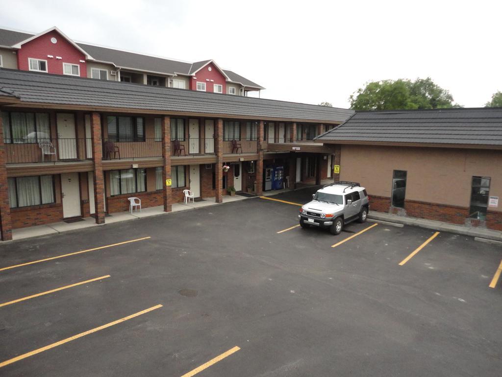 North Pointe Inn And Suites Kelowna Exteriör bild