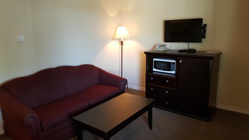 North Pointe Inn And Suites Kelowna Exteriör bild