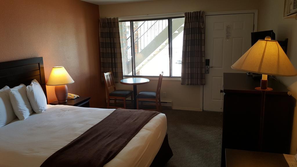 North Pointe Inn And Suites Kelowna Exteriör bild