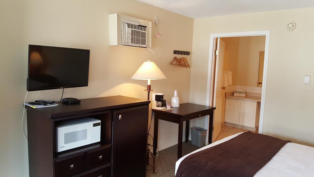 North Pointe Inn And Suites Kelowna Exteriör bild
