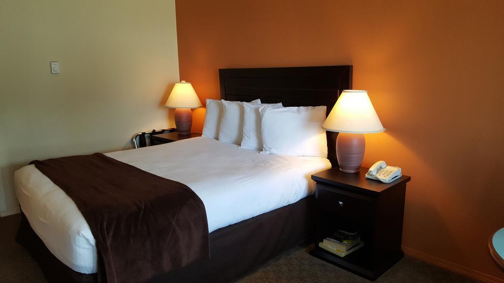 North Pointe Inn And Suites Kelowna Exteriör bild